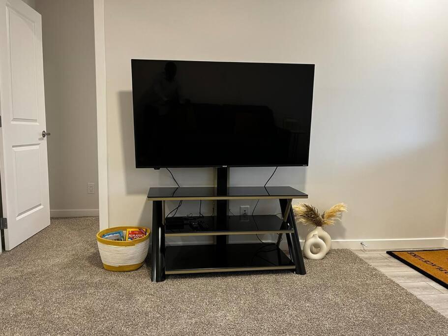 Brand New - Home Away From Home In Nw YYC Dış mekan fotoğraf