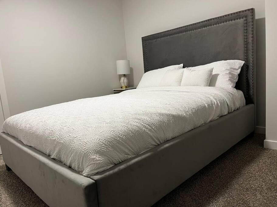 Brand New - Home Away From Home In Nw YYC Dış mekan fotoğraf